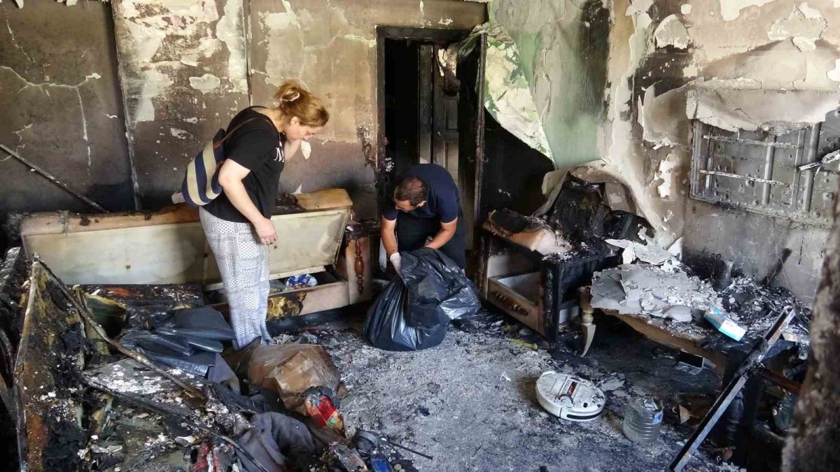 Hatay'da evde peş peşe patlamalar: Anne ve oğlu yaralandı, yangın anı kamerada