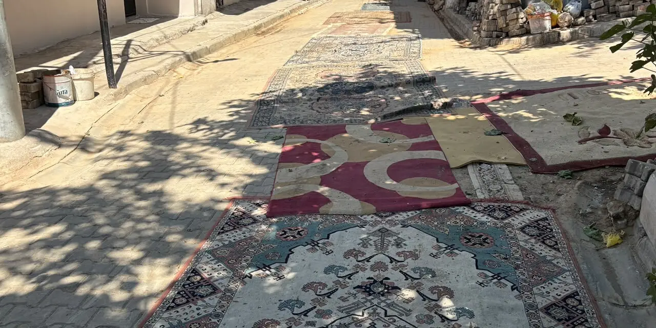 Kapı pencereyi kapattırdılar: İzmirli mahalleli çareyi sokaklara halı sermekte buldu