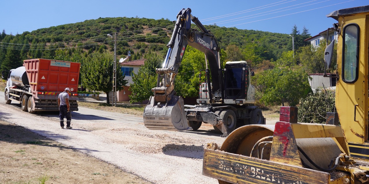Bilecik’te yeni yollar açılıyor, kaldırımlar yenileniyor