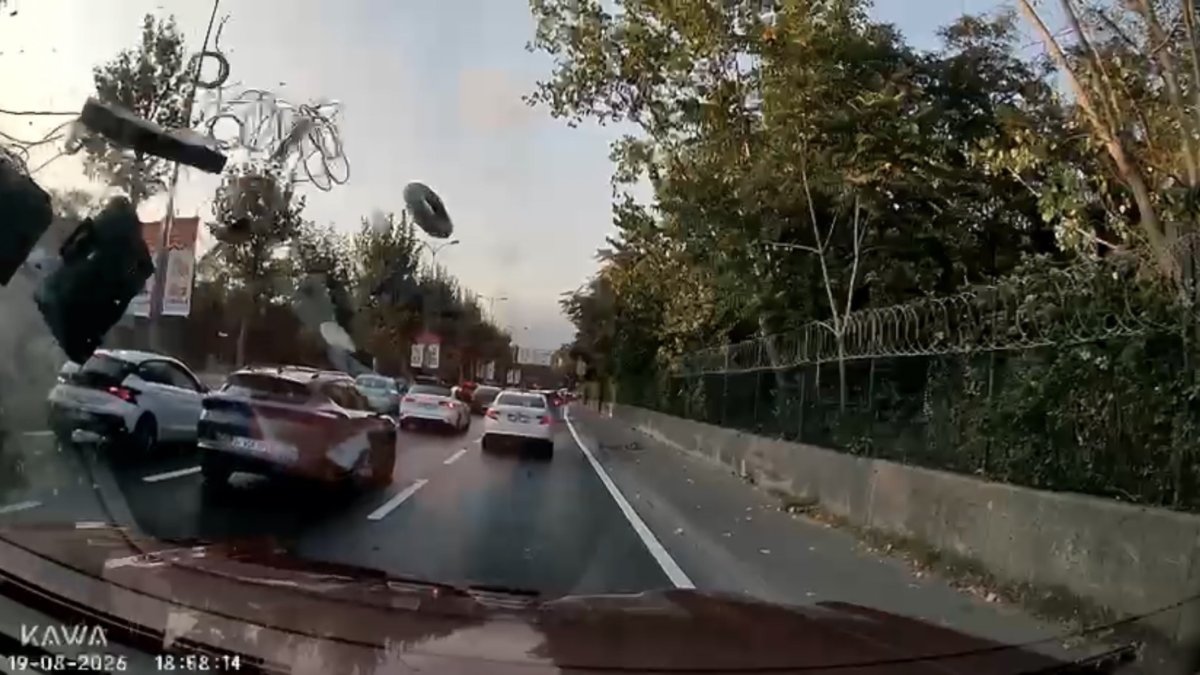 Havalandı karşı şeride savruldu:  4 otomobilin karıştığı kaza kamerada
