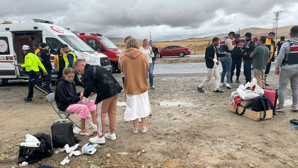 Nevşehir'de turistleri taşıyan minibüs devrildi: 18 yaralı