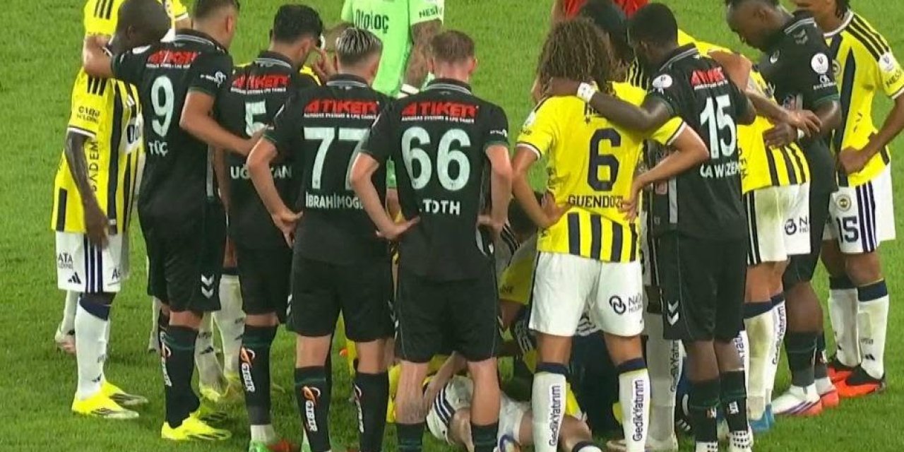 Kerem Aktürkoğlu sahadan sedye ile hastaneye kaldırıldı