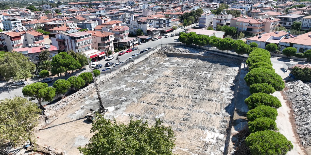 Burhaniye Bahçelievler’de Pazar Yeri Çalışmaları Sürüyor