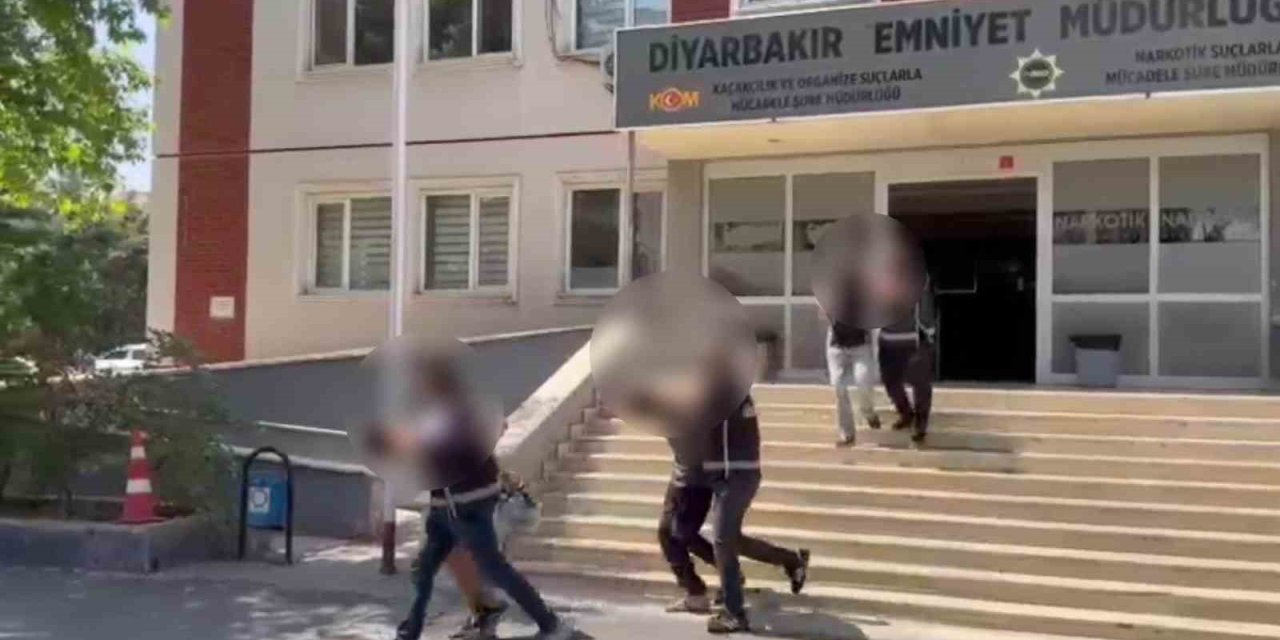 Diyarbakır'da 4 şüpheli el bombasıyla yakalandı