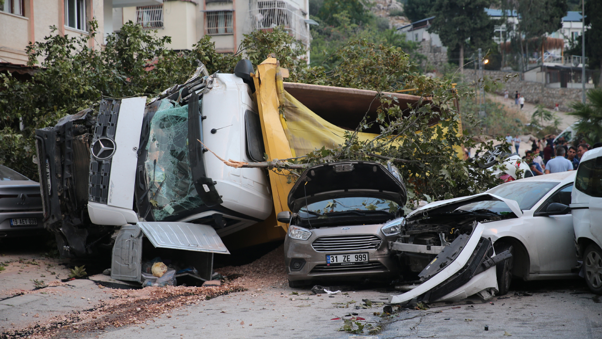 Hatay'da freni arızalanan kamyon dehşet saçtı: 5 yaralı