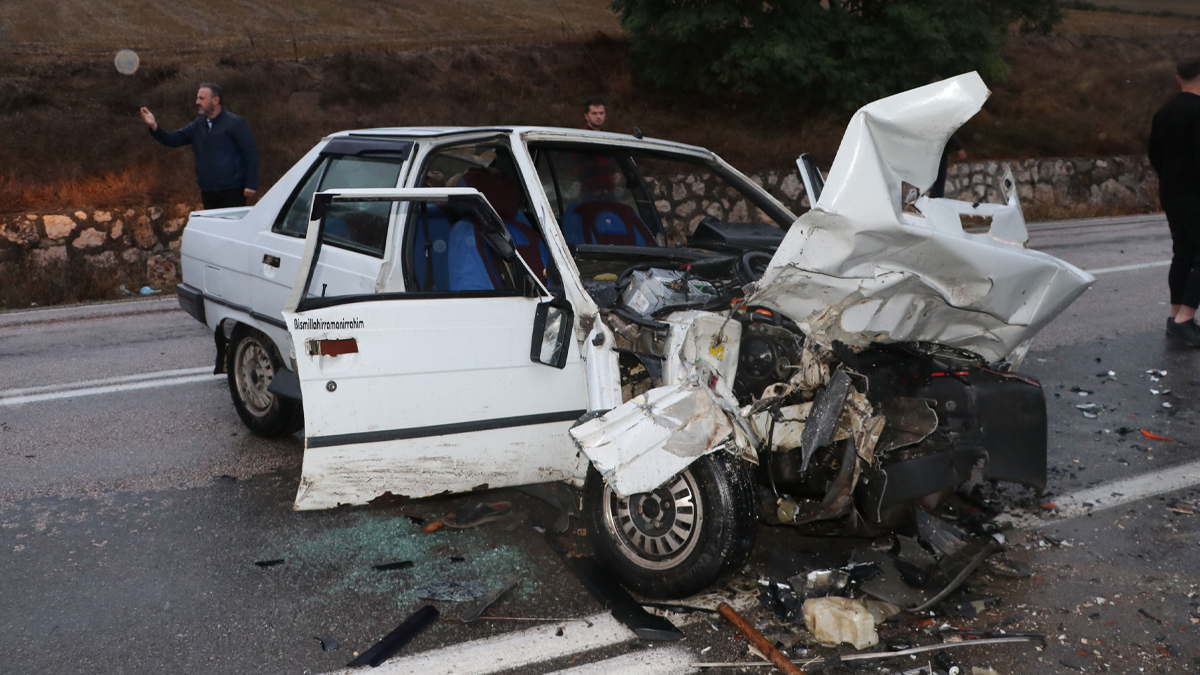 Samsun'da iki otomobil çarpıştı, şoför kaçmaya çalıştı: 1 ölü, 5 yaralı