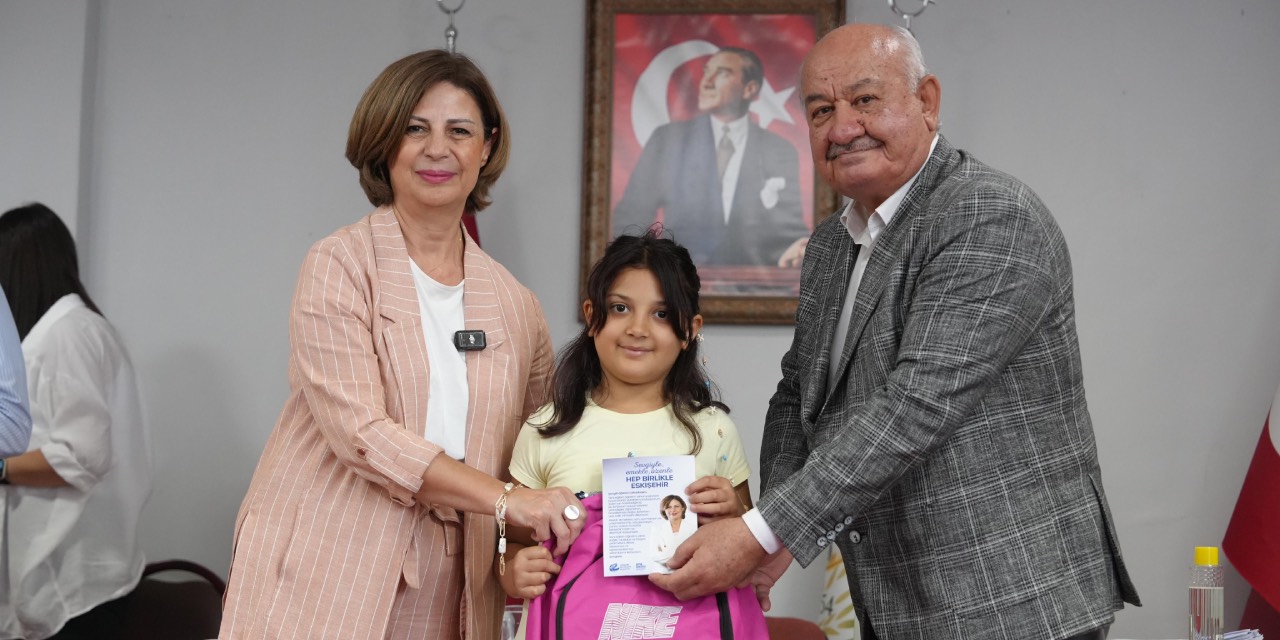 Eskişehir’de öğrencilere kırtasiye desteği sürüyor