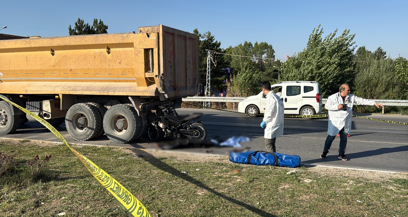 Sivas’ta motosiklet kazası: Kamyona çarpan sürücü hayatını kaybetti