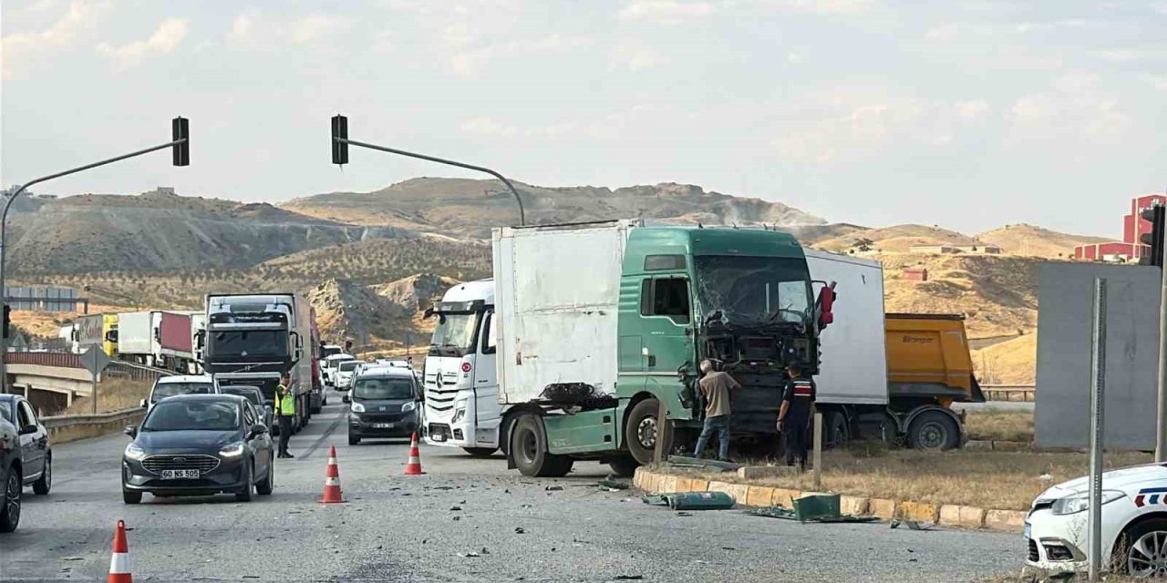 Kırıkkale'de feci kaza: Yolcu otobüsü ve iki tır çarpıştı
