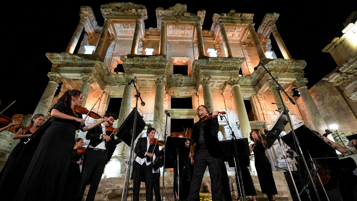 Efes Antik Kenti'nde Gece Müzeciliği konser serisi başladı