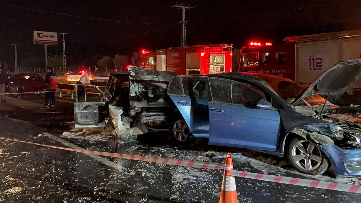 Sakarya'da zincirleme kaza: 1 kişi yanarak öldü, 1kişi ağır yaralandı