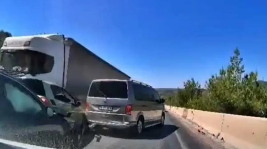 Milas’ta 5 araçlı kaza kamerada! Araçlar peş peşe çarpıştı
