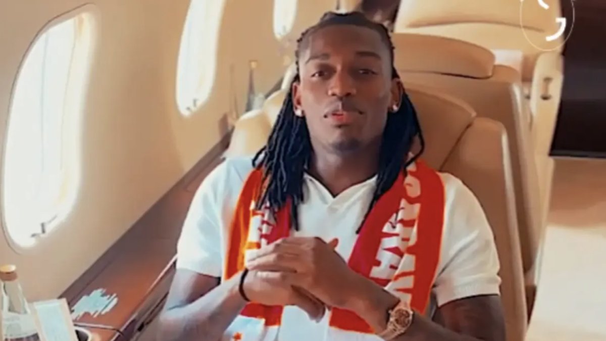 Rafael Leao'dan Galatasaray taraftarına uçaktan mesaj