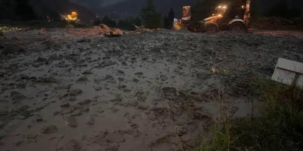 Trabzon'da dere taştı: Yol ulaşıma kapandı