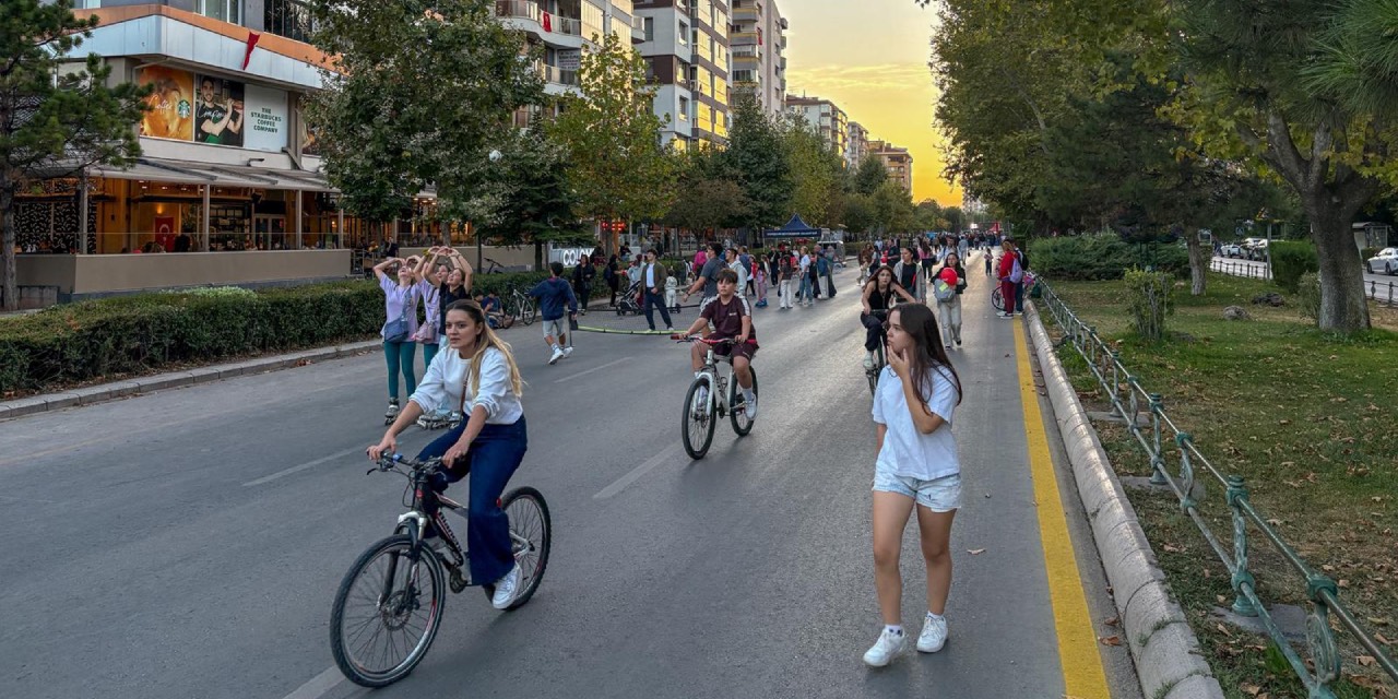 Eskişehir’de Arabasız Pazar’a yoğun ilgi