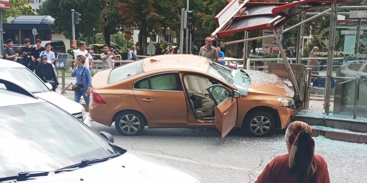 Otomobil tramvay durağına daldı