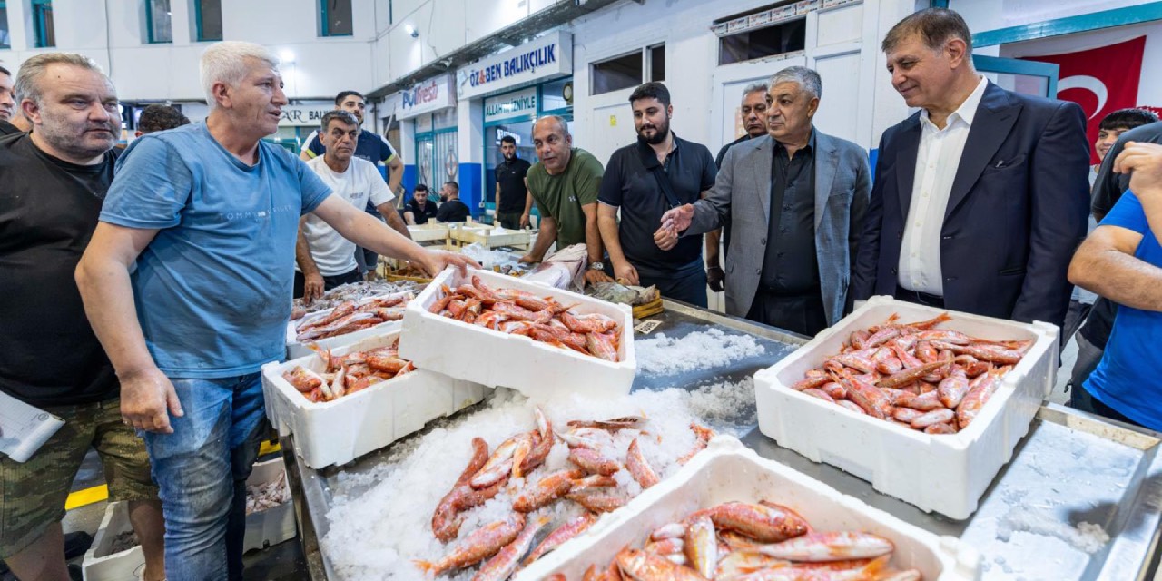 İzmir Belediye Başkanı Tugay’dan balıkçılara bereketli sezon dileği