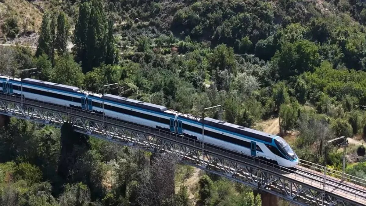 Milli hızlı trenden yeni rekor: 250 kilometre hıza ulaştı