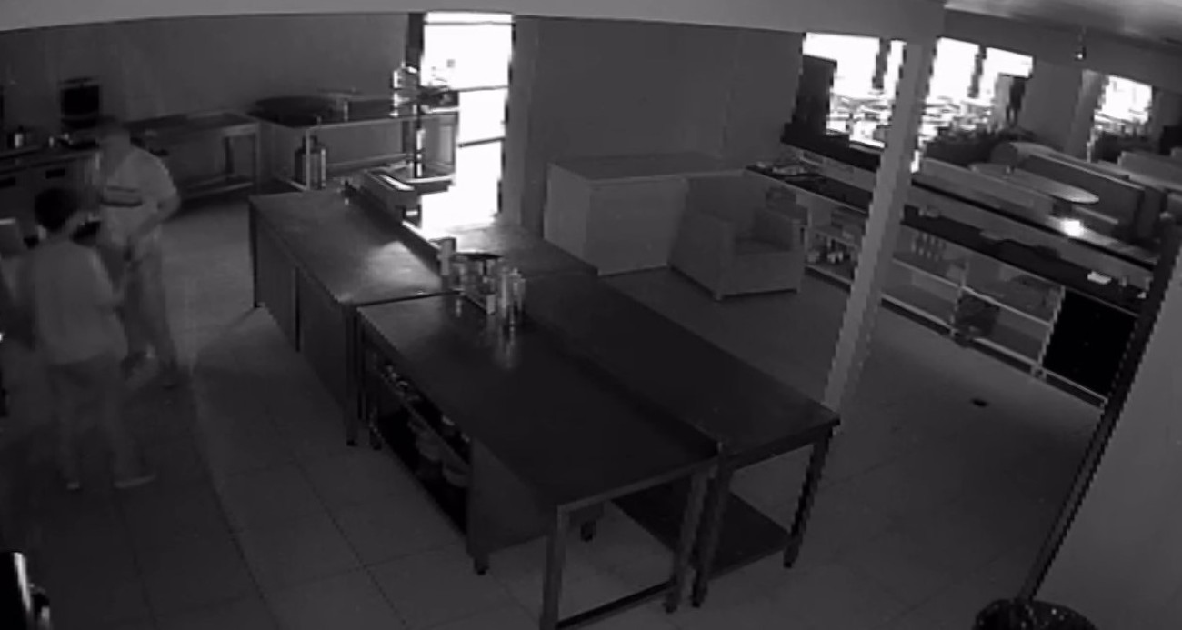 Kameralara aldırmadılar! Parayı çalıp üstüne sucuklu yumurta yediler