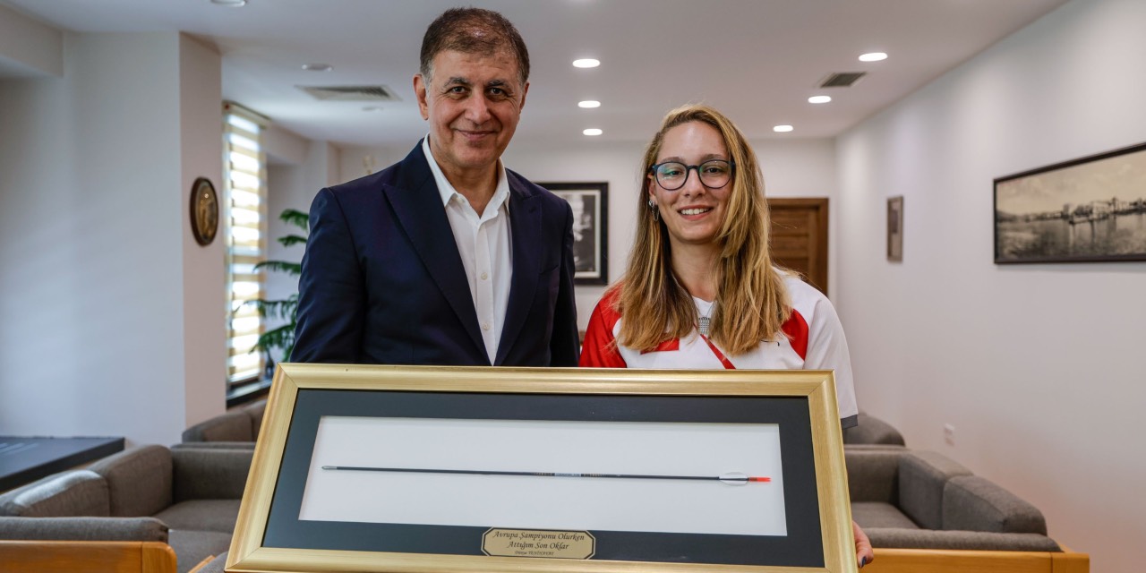 İzmir Büyükşehir Başkanı Tugay, milli okçu Dünya Yenihayat’ı ağırladı