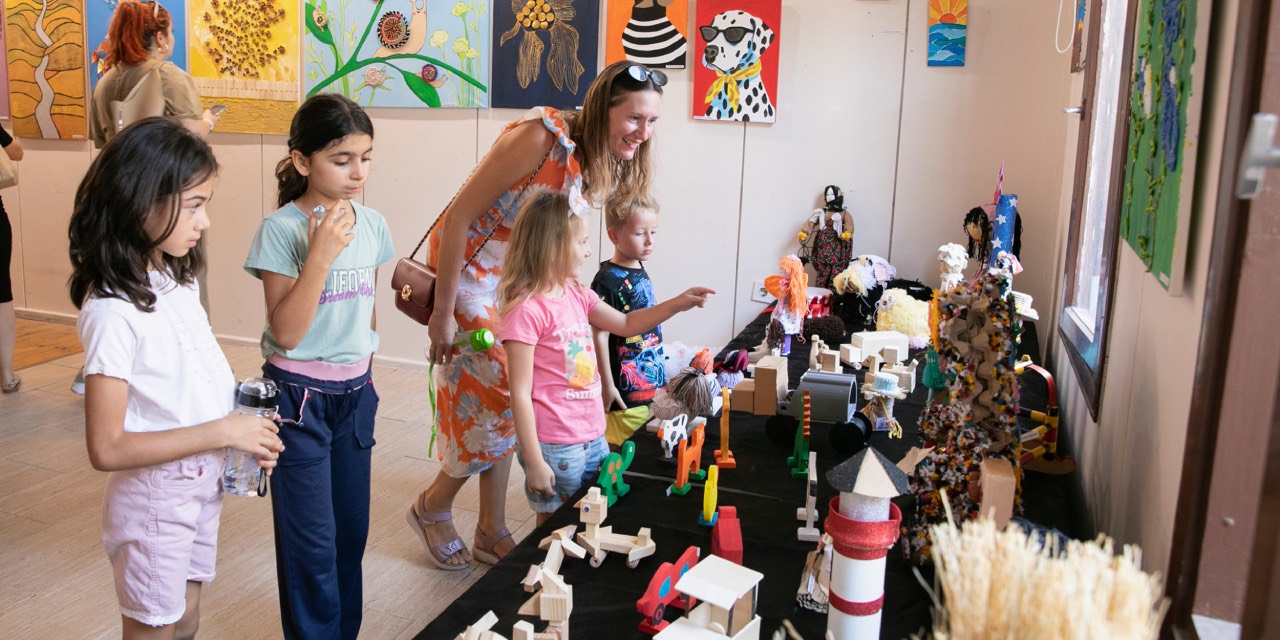 Mersin’de miniklerin sanat yolculuğu sergiyle taçlandı