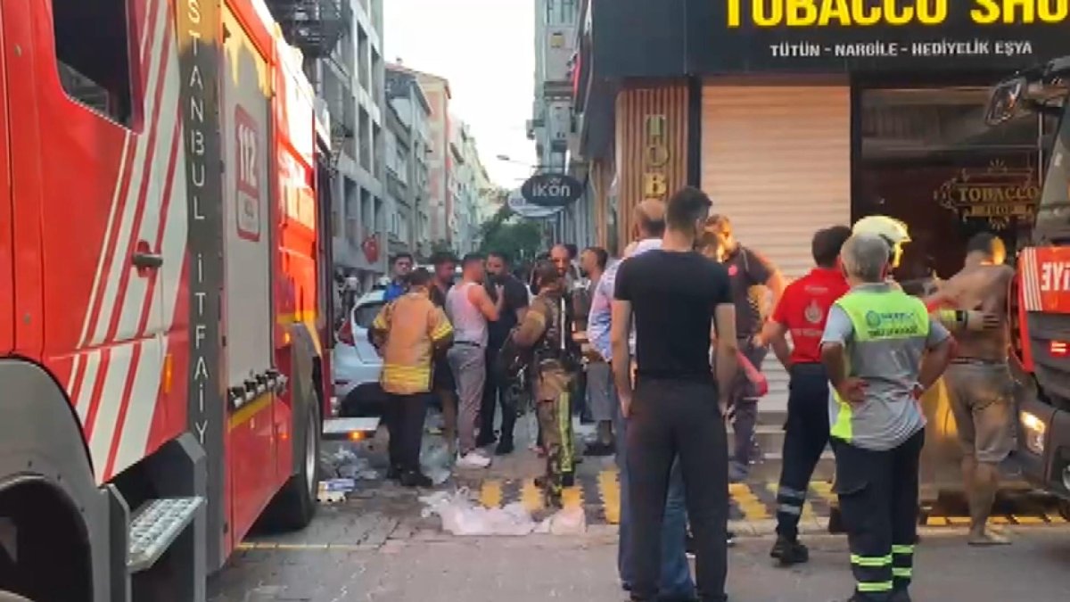 Bakırköy'de otelde yangın: 12 kişi yaralandı