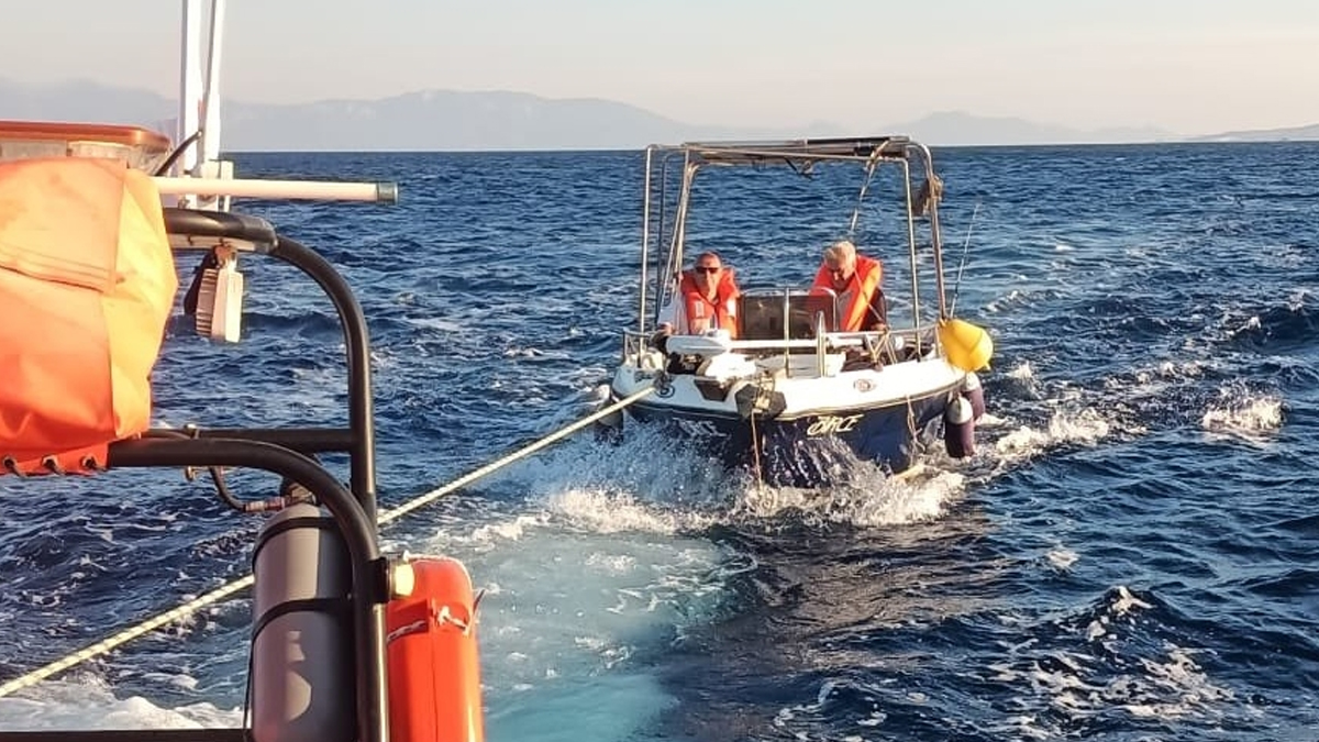 Bodrum açıklarında arızalana teknedeki iki kişi kurtarıldı