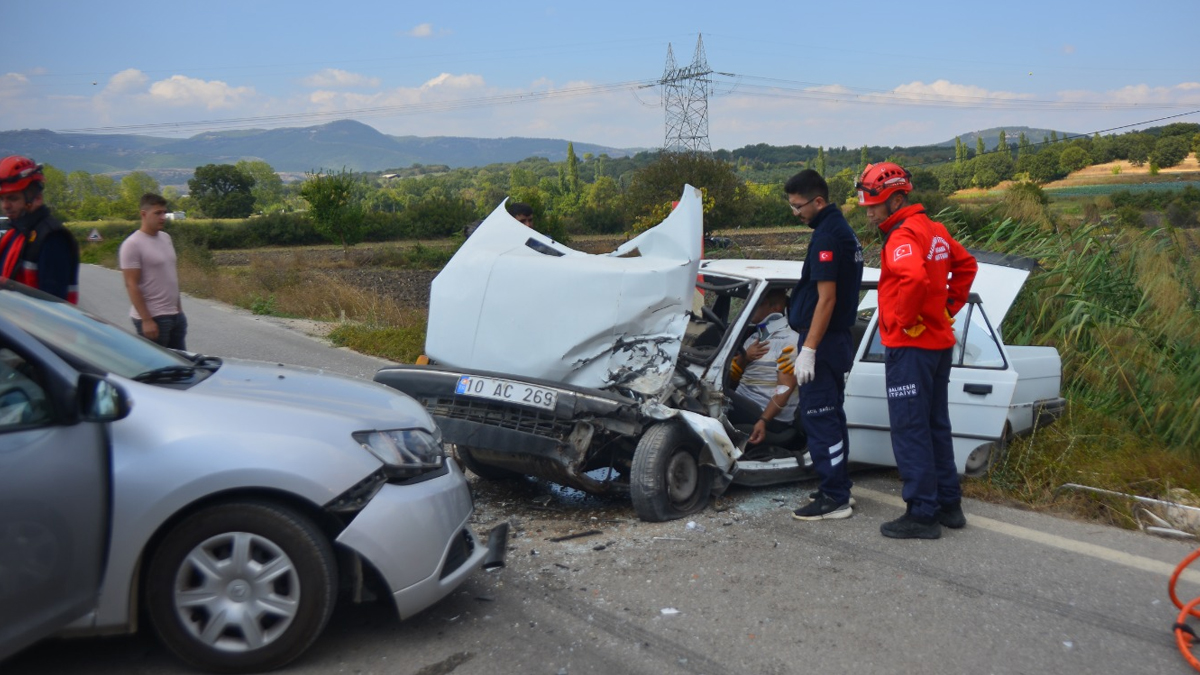 Balıkesir'de zincirleme trafik kazası: 4 yaralı