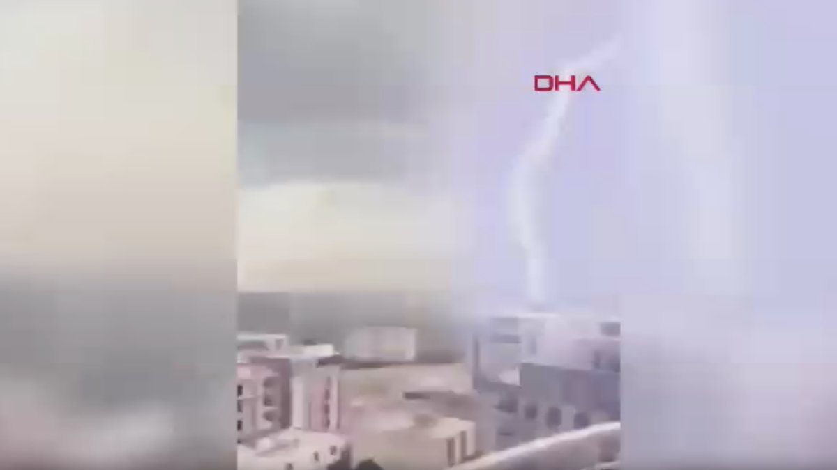 8 katlı binaya yıldırım düştü: O anlar saniye saniye kaydedildi