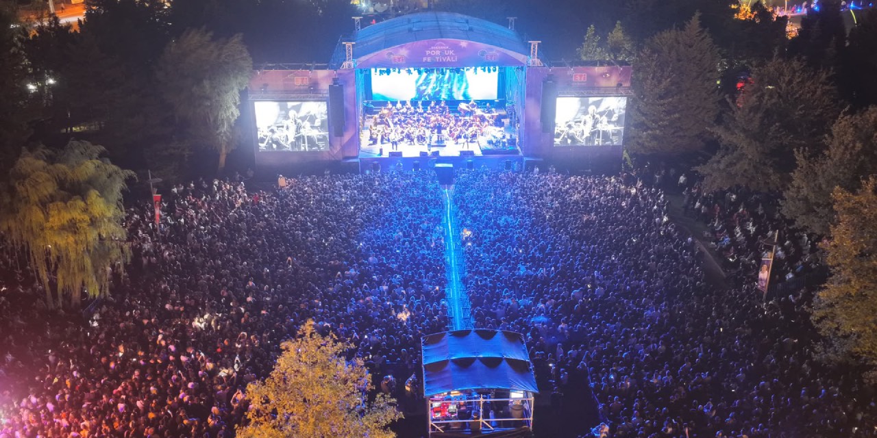 Uluslararası Eskişehir Porsuk Festivali Mor ve Ötesi konseriyle sona erdi
