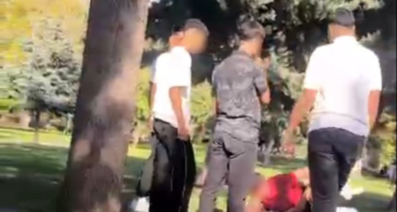 Malatya’da akran şiddeti kamerada: 17 yaşındaki çocuğa parkta grup saldırısı