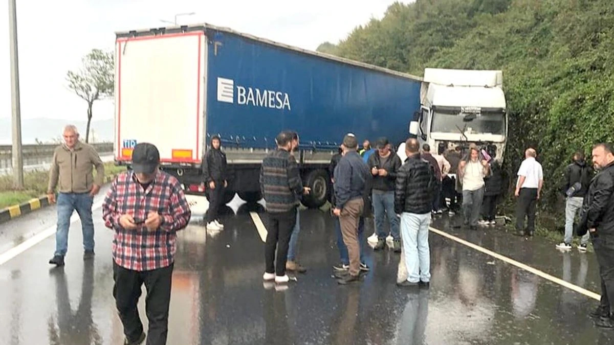 Zonguldak'ta tır duvara çarptı: Şoför öldü