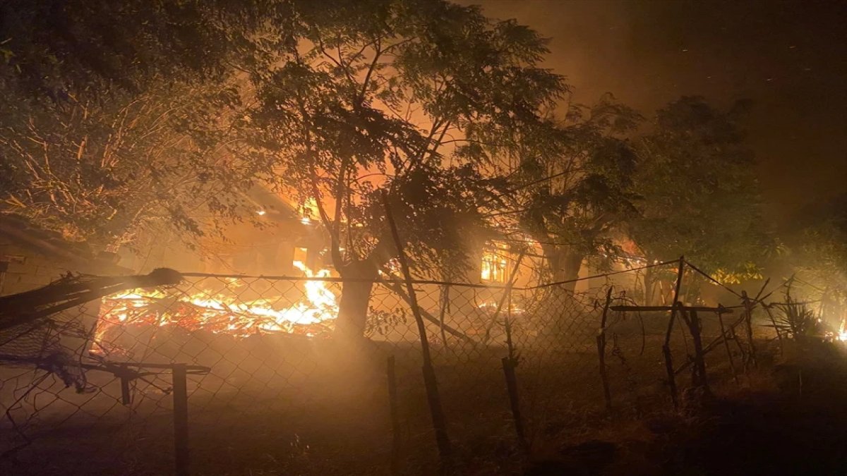 Antalya alevlere teslim! 3 ilçede yangın: Evler tahliye edildi