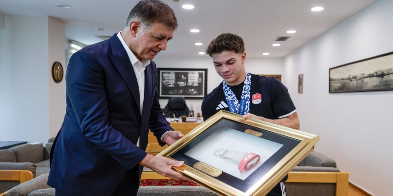 İzmir Büyükşehir Başkanı Tugay, altın madalyalı sporcuyu ağırladı