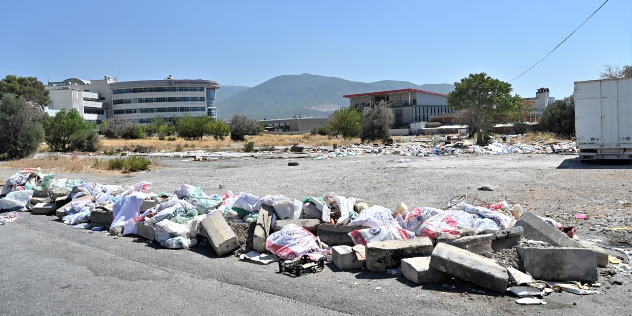 Bornova’da kaçak moloz dökümüne karşı mücadele