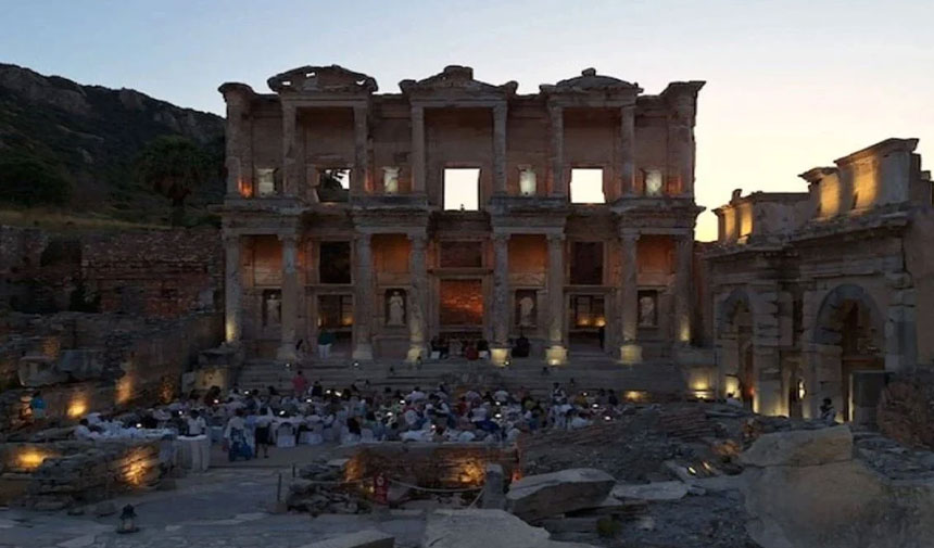 Efes Antik Kenti’nde özel etkinlik krizi: Yerli turistler protesto etti