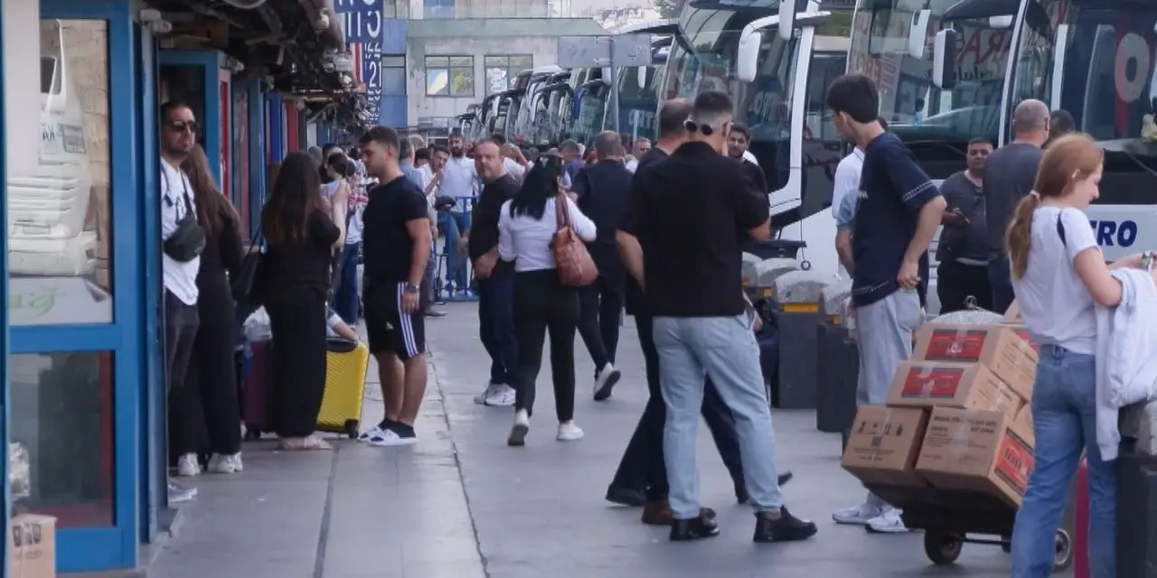 Tatil bitti, büyük dönüş başladı: Otogar girişinde kuyruklar kilometreleri buldu