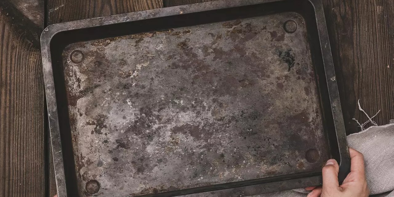 Fırın tepsisindeki yanıklar kabus olmaktan çıkıyor: Bu yöntemle anında çıkıyor