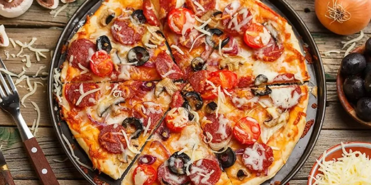 Eliniz hamura değmeyecek bile! Çıtır çıtır şipşak pizza tarifi