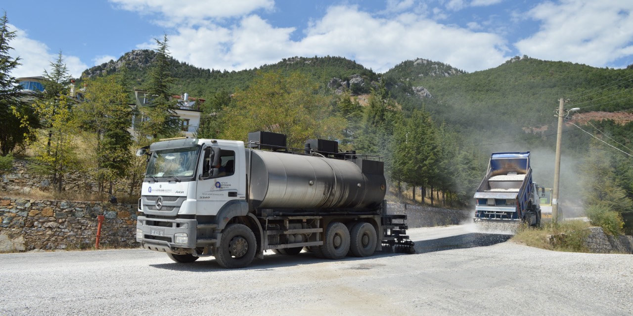 Antalya’nın Akseki ilçesinde 1,4 kilometrelik asfalt çalışması