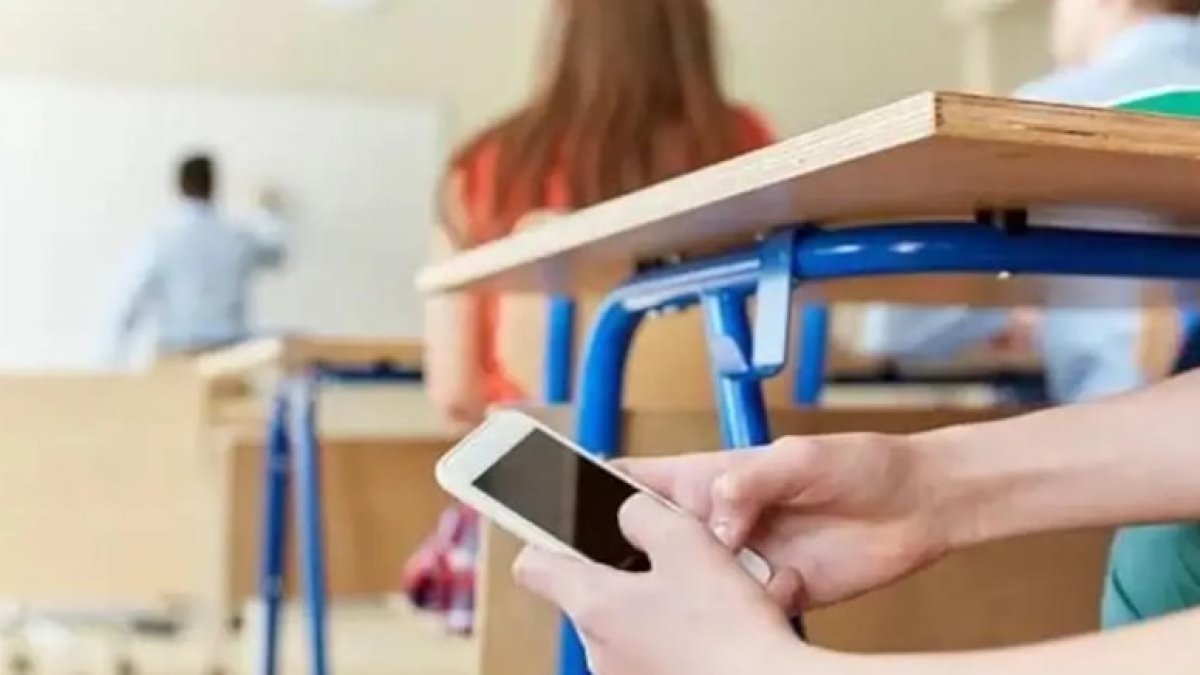 Öğrencilerden sonra öğretmenlere de telefon uyarısı: Bakan Tekin açıkladı