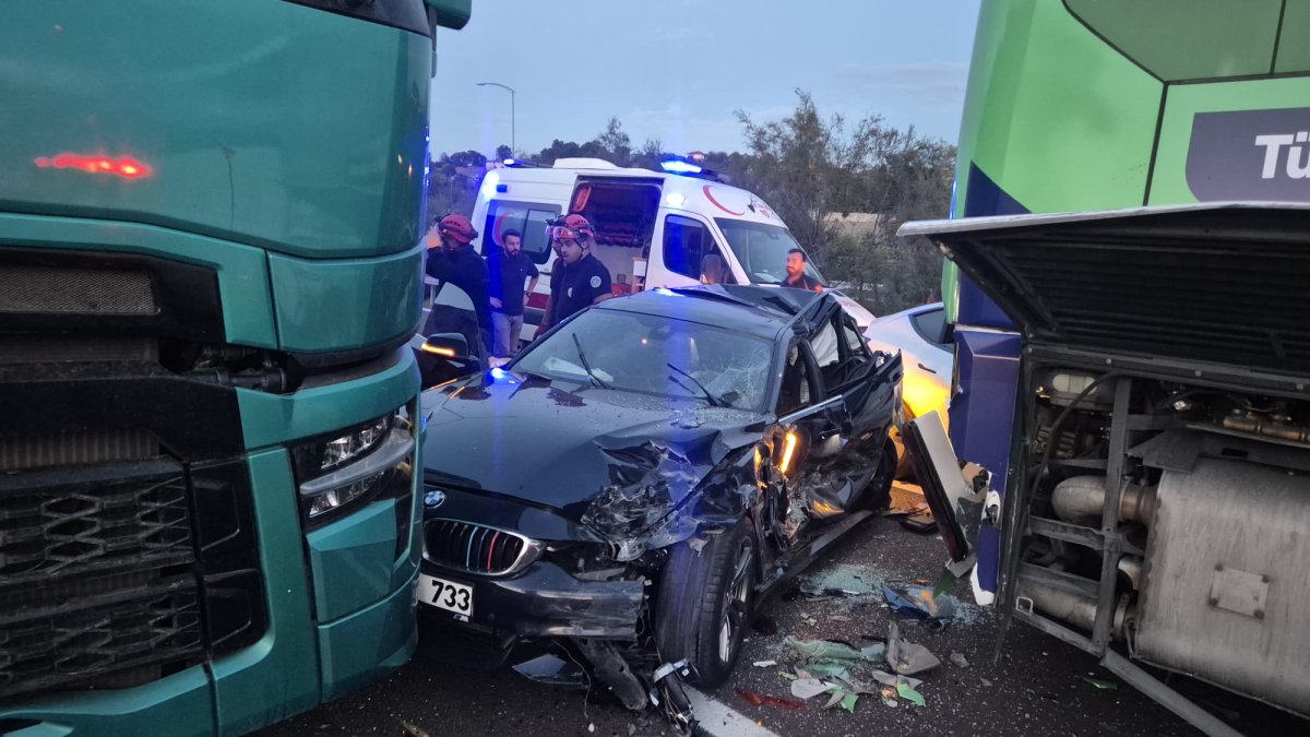İstanbul-İzmir Otoyolu'nda zincirleme kaza: 11 kişi yaralandı