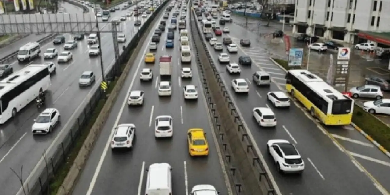 İstanbul'da yağmur bastırdı, trafik durma noktasına geldi