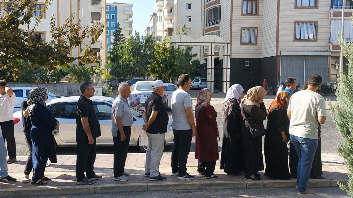 Et ve Süt Kurumu önünde ucuz et kuyruğu: Saatlerce beklediler