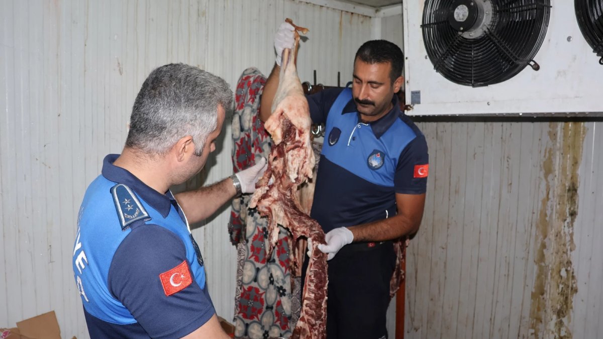 Kasapta mide bulandıran görüntü: 315 kilo bozuk et ele geçirildi