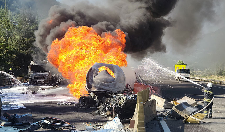 Adana'da iki TIR çarpıştı: Akaryakıt tankerinde patlama