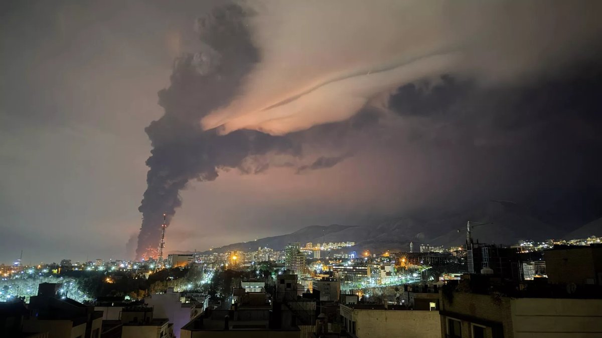 Tahran semalarında gizemli ışıklar: Gece gökyüzünü aydınlattı