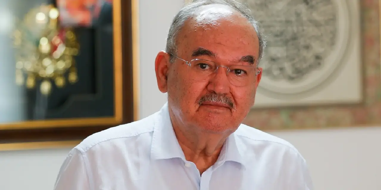 Eski İzmir Büyükşehir Belediye Başkanı Burhan Özfatura hayatını kaybetti