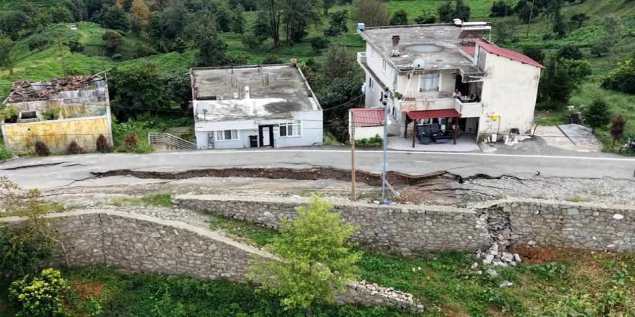 Rize'de sel dehşeti: Yol ikiye ayrıldı