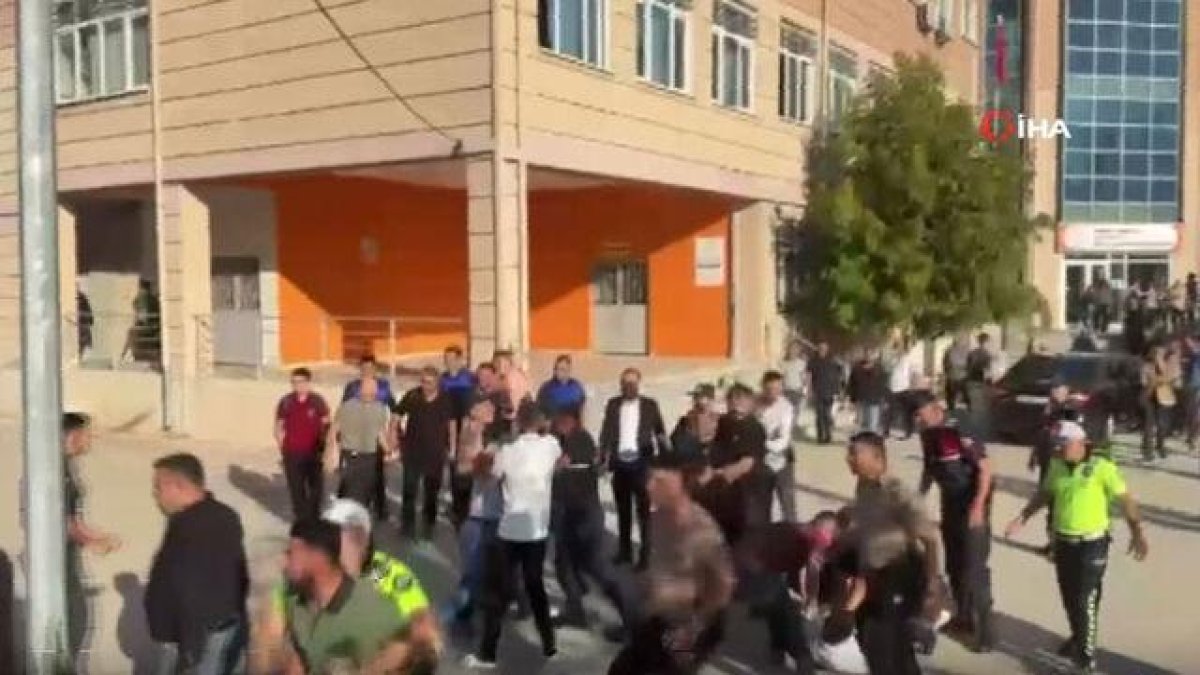 Manisa'da lise önünde silahlı saldırı: Yaralılar var